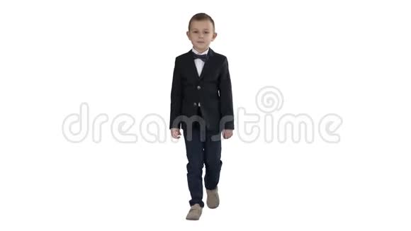 穿着制服戴着蝴蝶结的小男孩走在白色背景上视频的预览图