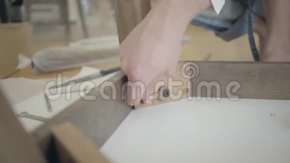 男性白种人用扳手拧紧螺钉有木制家具的成人锁匠视频的预览图