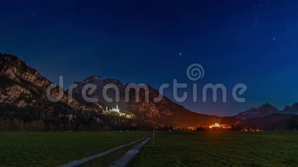 纽什旺斯坦城堡或称施洛斯纽什旺斯坦是巴伐利亚著名的城堡靠近德国富森市夜晚视频的预览图