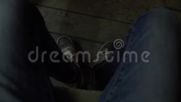男腿穿运动鞋在木制地板背景穿蓝色牛仔裤和运动鞋的人4k4k录像慢动作2398fps视频的预览图
