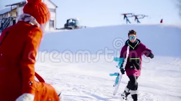 在阳光明媚的一天在山地滑雪场约会冬季体育假日关系爱情圣诞节生活方式视频的预览图