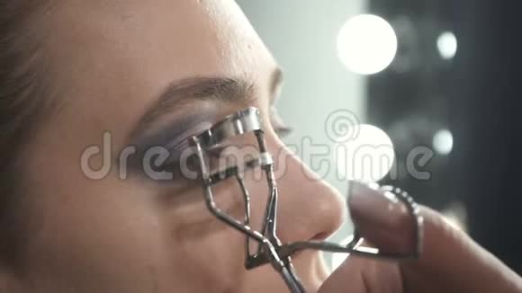 用睫毛卷发器拍摄大师视频的预览图