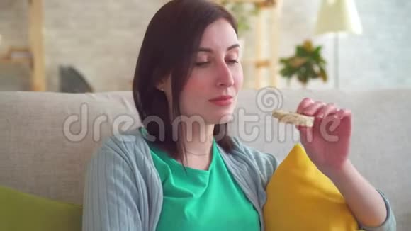 一位牙痛的年轻女子吃饭时的肖像视频的预览图