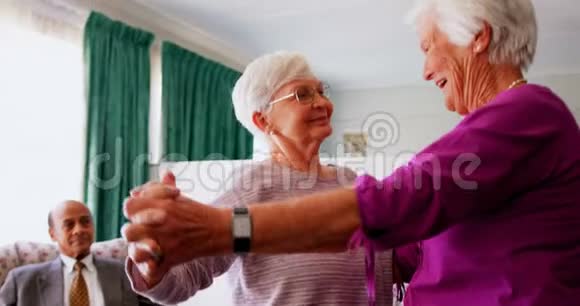 积极的高加索女性老年妇女在养老院跳舞的侧视4k视频的预览图