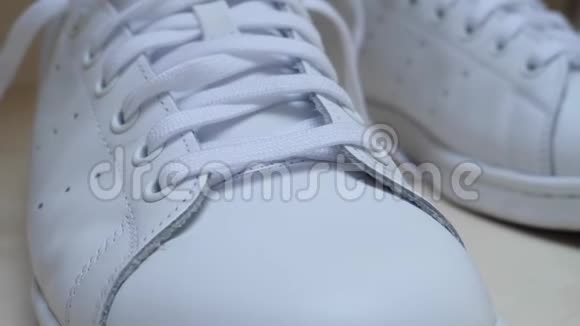 带鞋带的真皮白色运动鞋视频的预览图