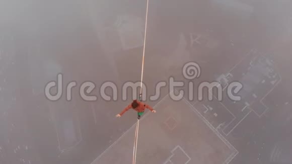 莫斯科的世界纪录吉尼斯世界纪录一个人用紧绳平衡从高处看城市视频的预览图