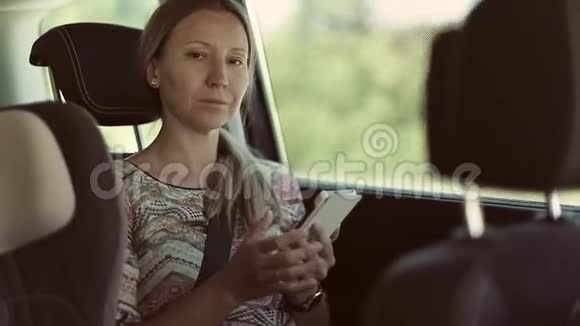 成熟的女人在车里打电话看书视频的预览图