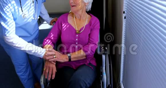 高加索女医生在疗养院安慰悲伤残疾老年妇女的正面看法视频的预览图