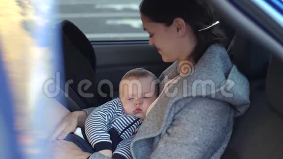 婴儿睡在汽车里靠妈妈手视频的预览图