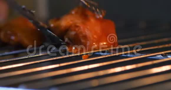 把烧烤鸡放在烤架上视频的预览图
