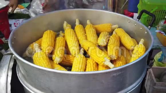 火锅锅炉中的黄玉米美味的小甜玉米煮熟的玉米芯视频的预览图