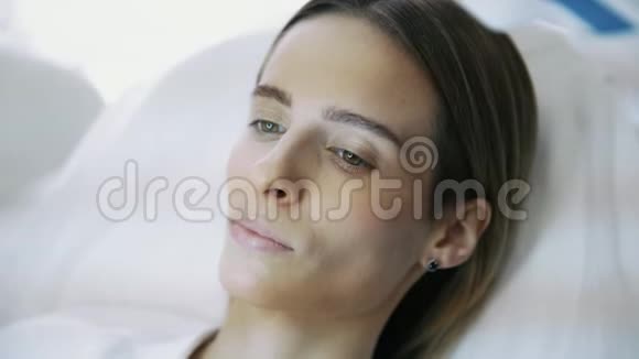 特写美容师用注射器双手用静脉扫描仪对女性面部进行美容视频的预览图