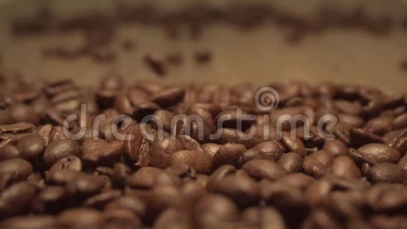 刚出炉的阿拉伯咖啡豆缓慢下落视频的预览图