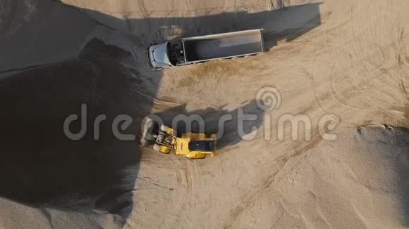 露天采石场推土机俯视图视频的预览图