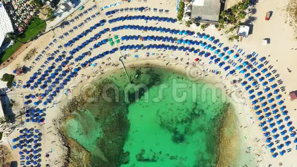 俯瞰阿伊亚纳帕桑迪湾VathiaGonia海滩塞浦路斯法马古斯塔区视频的预览图