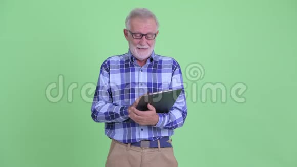 一个大胡子的嬉皮士拿着剪贴板说话视频的预览图