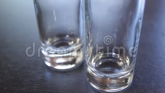 两个玻璃杯依次装满清水特写视频的预览图