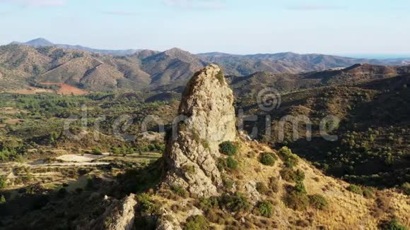 Kourvellos莱夫卡拉村附近的天然石方尖碑塞浦路斯拉纳卡区视频的预览图