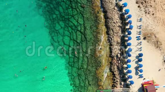 空中仍然视频桑迪湾瓦蒂亚戈尼亚海滩在阿伊亚纳帕塞浦路斯法马古斯塔区视频的预览图