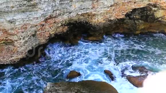 美丽的海景和岩石海岸视频的预览图