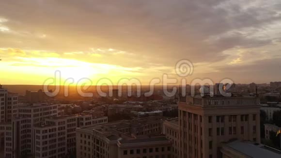 乌克兰哈尔科夫美丽的日落哈尔科夫的著名建筑是德日普姆旁边是卡拉津大学视频的预览图