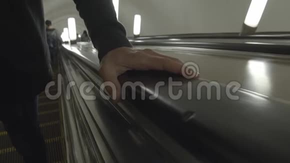 年轻人地铁慢动作中左手握在自动扶梯扶手上视频的预览图