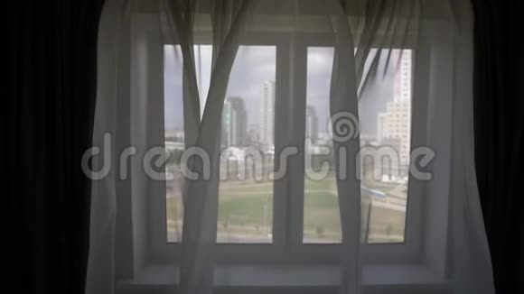 蓝天下的城市建筑透明窗帘视频的预览图