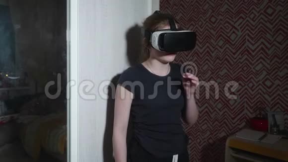 戴VR眼镜的白种人女孩感到惊讶并把手靠近嘴巴视频的预览图