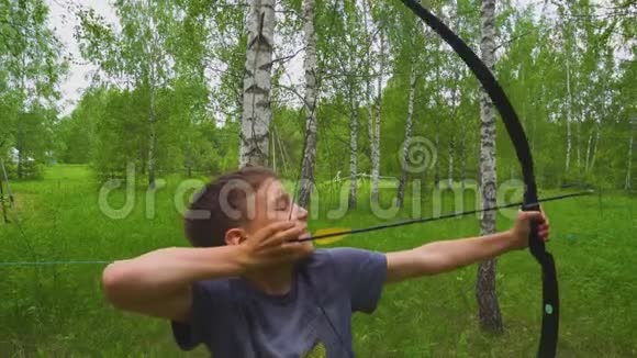 男孩学习射箭和射击弓射箭训练视频的预览图