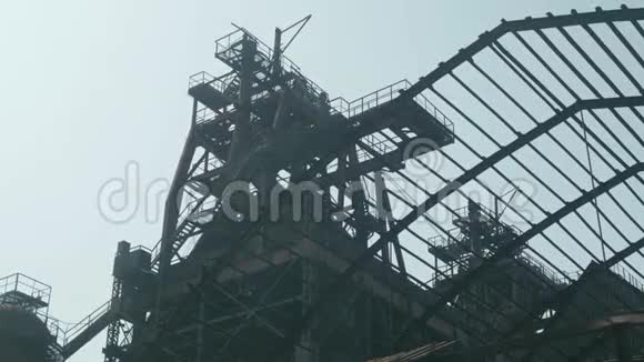 废弃冶金厂高炉炉顶生锈的金属结构反灯视频的预览图