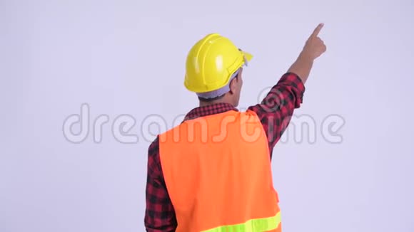 西班牙青年建筑工人导演和手指的后视图视频的预览图