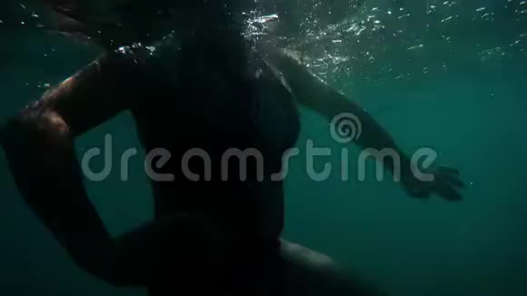 水下女人在海里游泳的景色视频的预览图