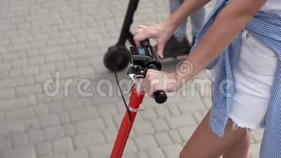 那个女孩和她的男朋友在城市公园里骑电动滑板车视频的预览图