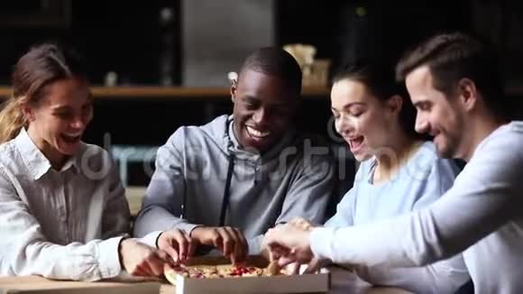 多文化快乐的朋友说笑分享外卖披萨视频的预览图