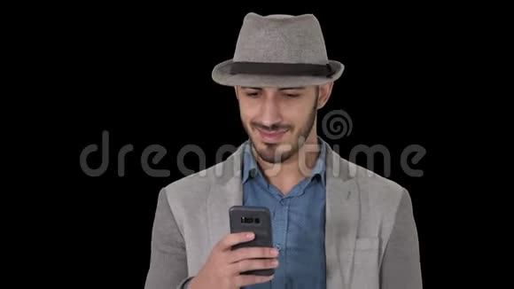 智能休闲阿拉伯男子使用智能手机行走阿尔法频道视频的预览图