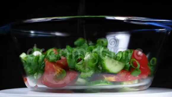 新鲜的生菜沙拉透明碗视频的预览图