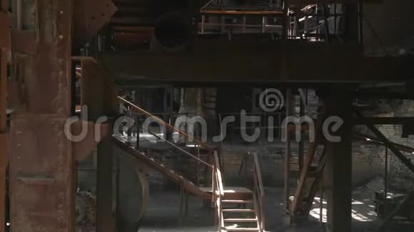 俄罗斯重工业城市废弃冶金厂旧高炉全景视频的预览图