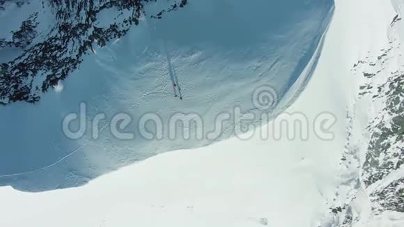 欧洲阿尔卑斯山山顶上的一群人空中垂直自上而下视图视频的预览图