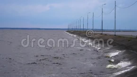 黄昏的大水库水波大风天气视频的预览图