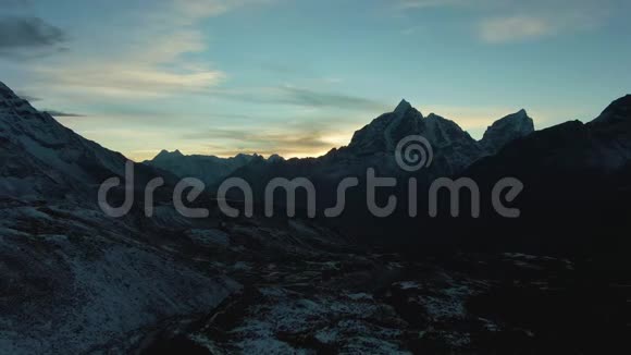 日落时的塔波切和乔拉特山喜马拉雅山尼泊尔鸟瞰图视频的预览图