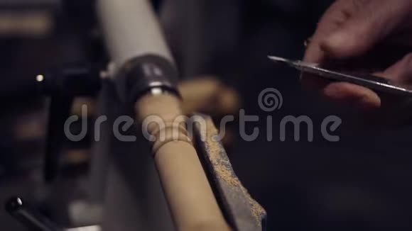 木匠公手将木把手从木片上剪下来用凿子在机器上旋转特写镜头慢动作视频的预览图