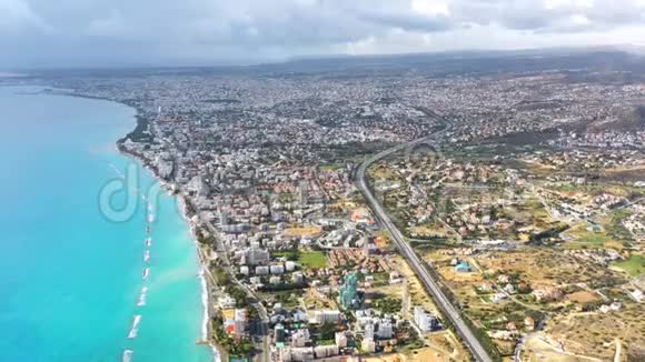 利马索尔带酒店建筑和海滩的空中景观视频的预览图