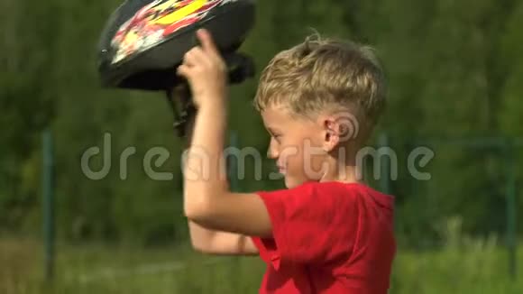 中等射击男孩穿着自行车头盔转身微笑视频的预览图