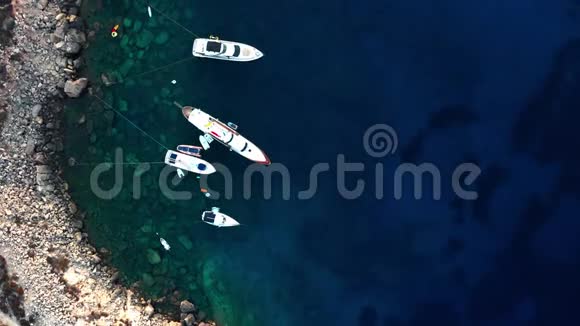岩石海岸的船和游艇清澈的绿松石水塞浦路斯格雷科角视频的预览图