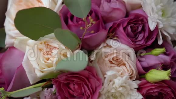 一束玫瑰和菊花的特写多种颜色的花视频的预览图
