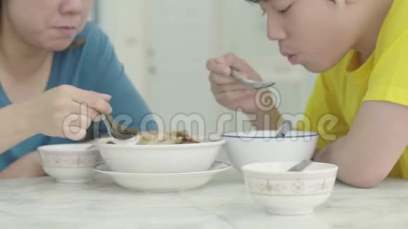 亚洲家庭的母亲和儿子在家吃午饭视频的预览图