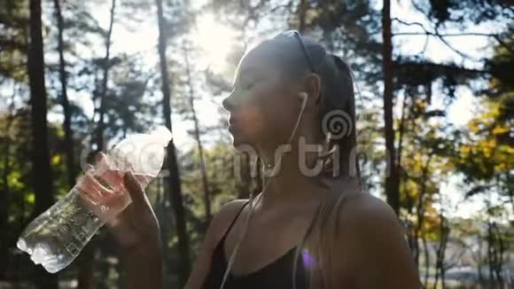 女人喝水视频的预览图