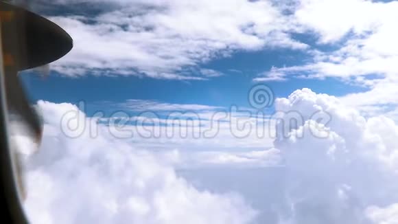 有螺旋桨在白云中飞行的飞机视频的预览图