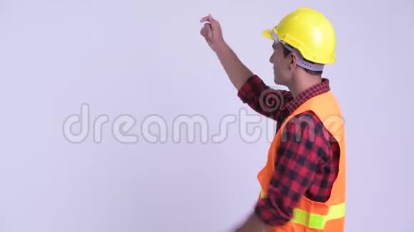 年轻快乐的西班牙裔建筑工人抓着手指看上去很惊讶视频的预览图