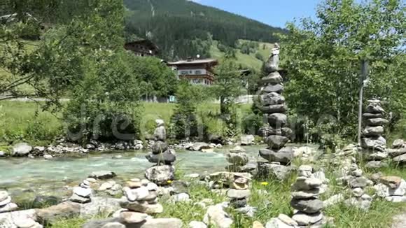 格洛斯村在蒂罗尔奥地利与格洛斯河流动Summe时间视频的预览图